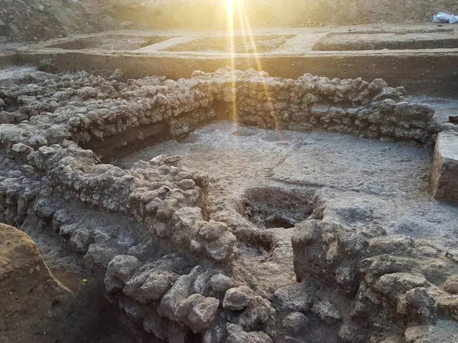 Ruínas da antiga vila onde o anzol foi encontrado